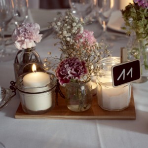 wedding planner Ameliage, centre d e table vintage fleurs bougies, pot récupération, planche de bois décoration de table mariage rétro